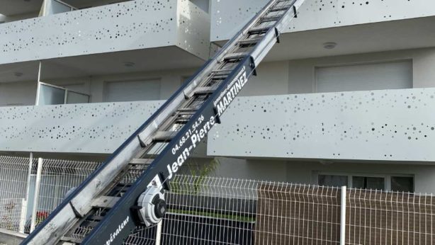 monte meubles yH5BAEAAAAALAAAAAABAAEAAAIBRAA7