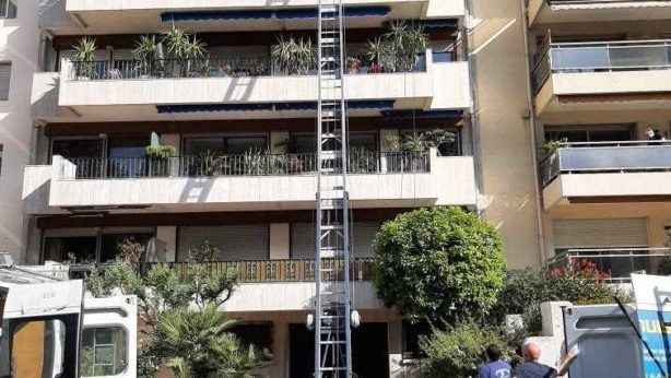 monte meubles yH5BAEAAAAALAAAAAABAAEAAAIBRAA7