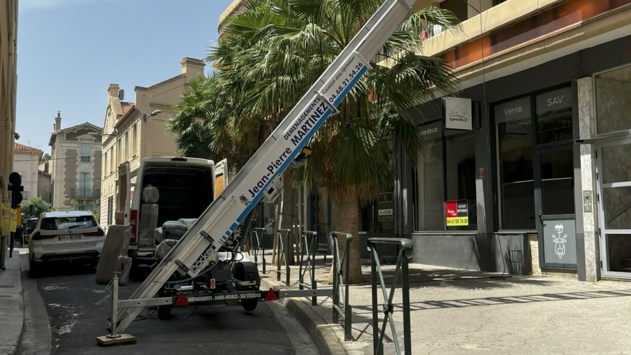 monte meubles yH5BAEAAAAALAAAAAABAAEAAAIBRAA7