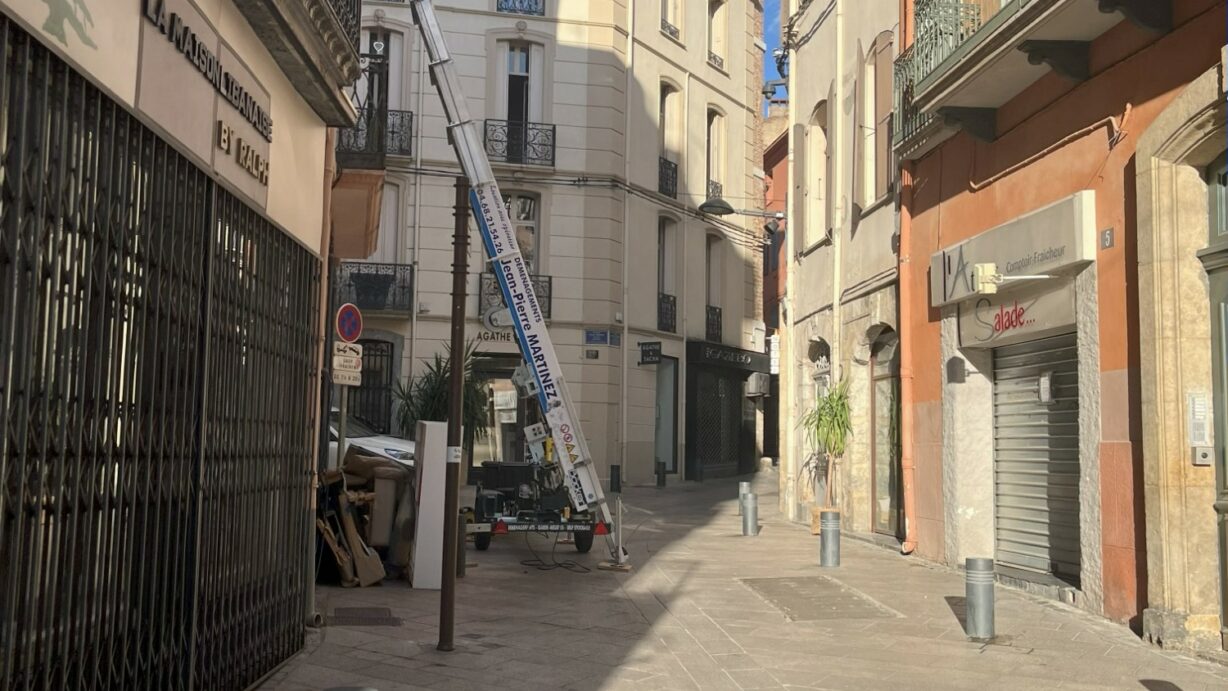 monte meubles yH5BAEAAAAALAAAAAABAAEAAAIBRAA7