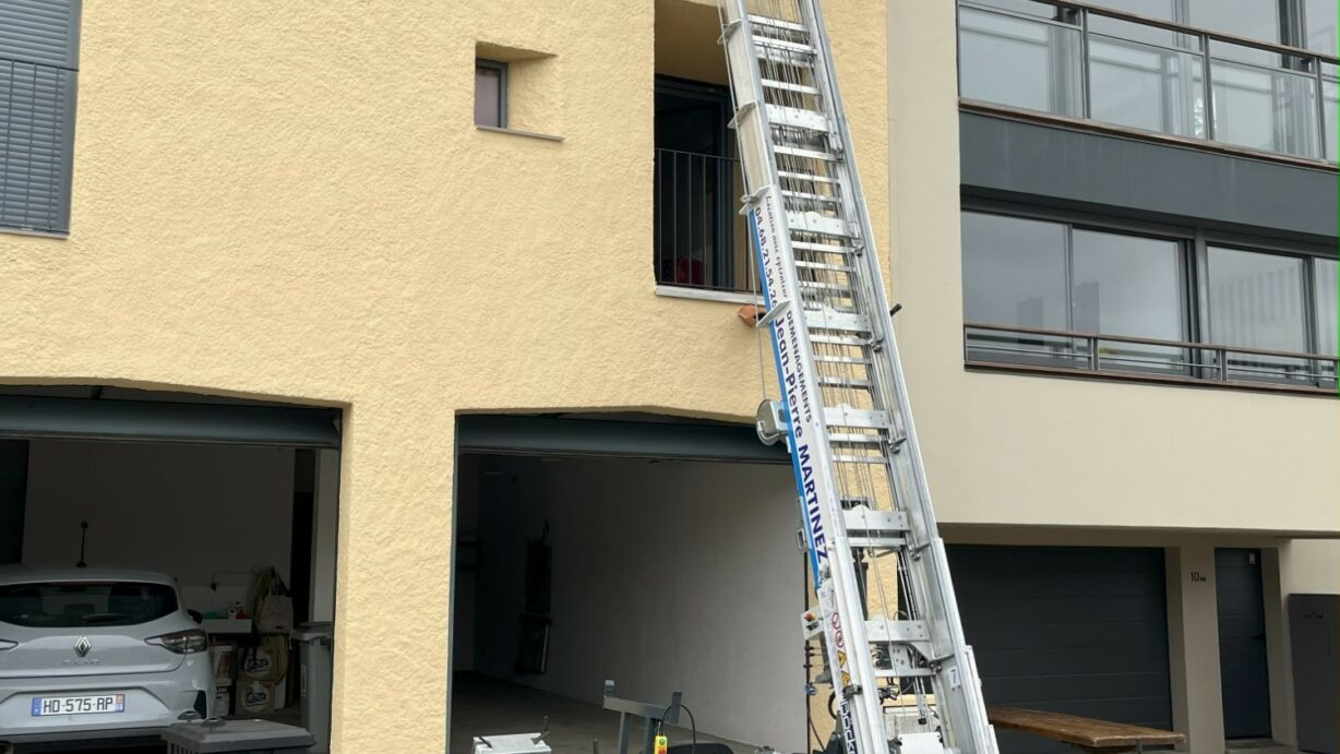 monte meubles yH5BAEAAAAALAAAAAABAAEAAAIBRAA7