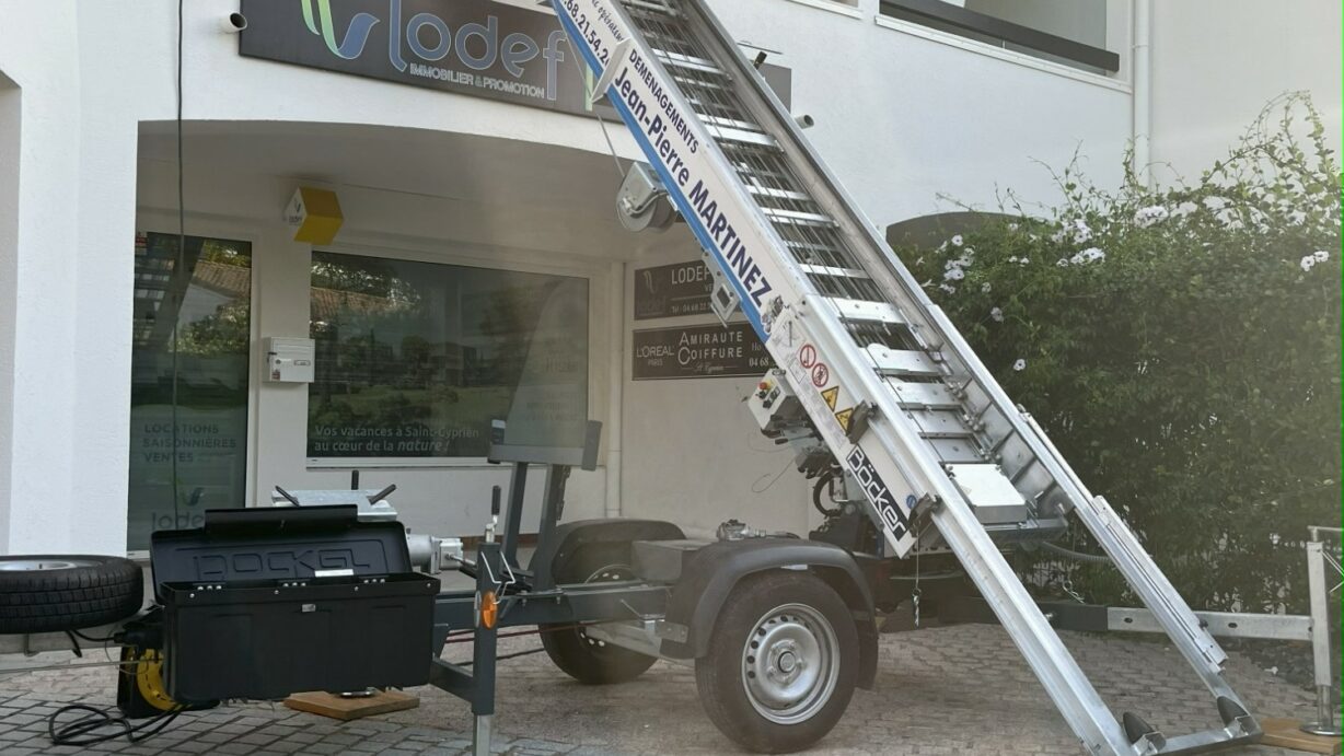 monte meubles yH5BAEAAAAALAAAAAABAAEAAAIBRAA7